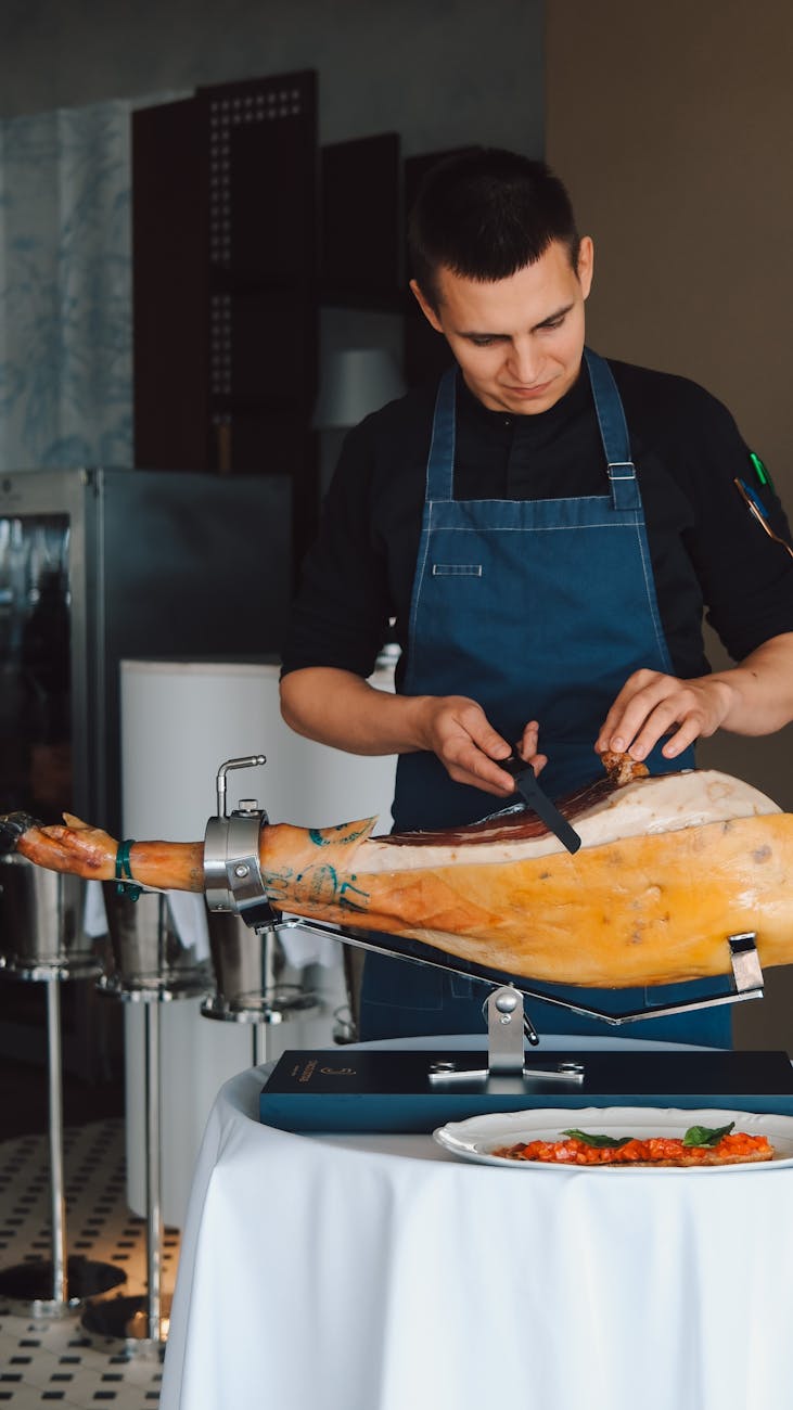 Jamón wird frisch geschnitten