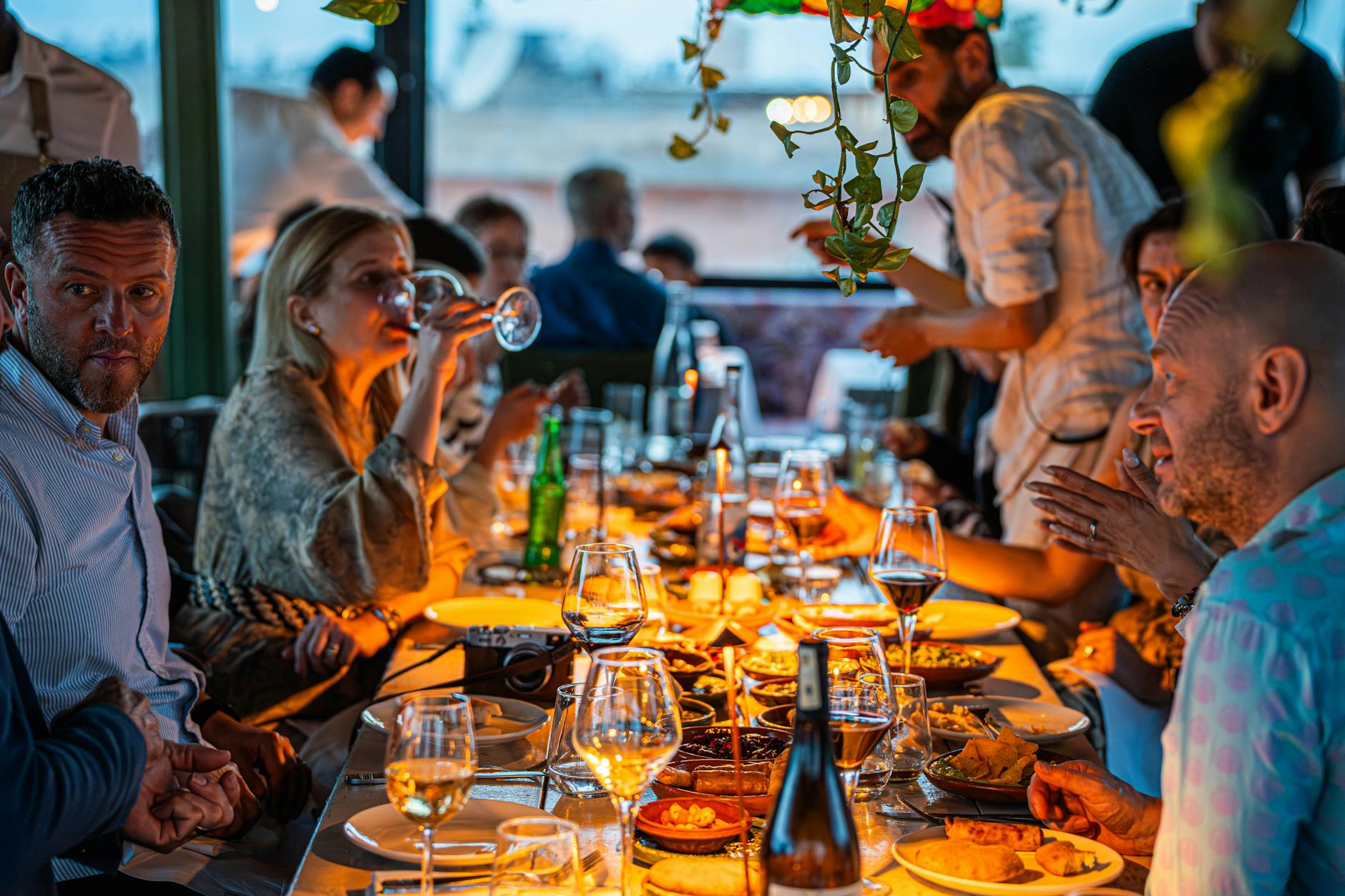Gesellige Runde bei einem Candlelight-Dinner