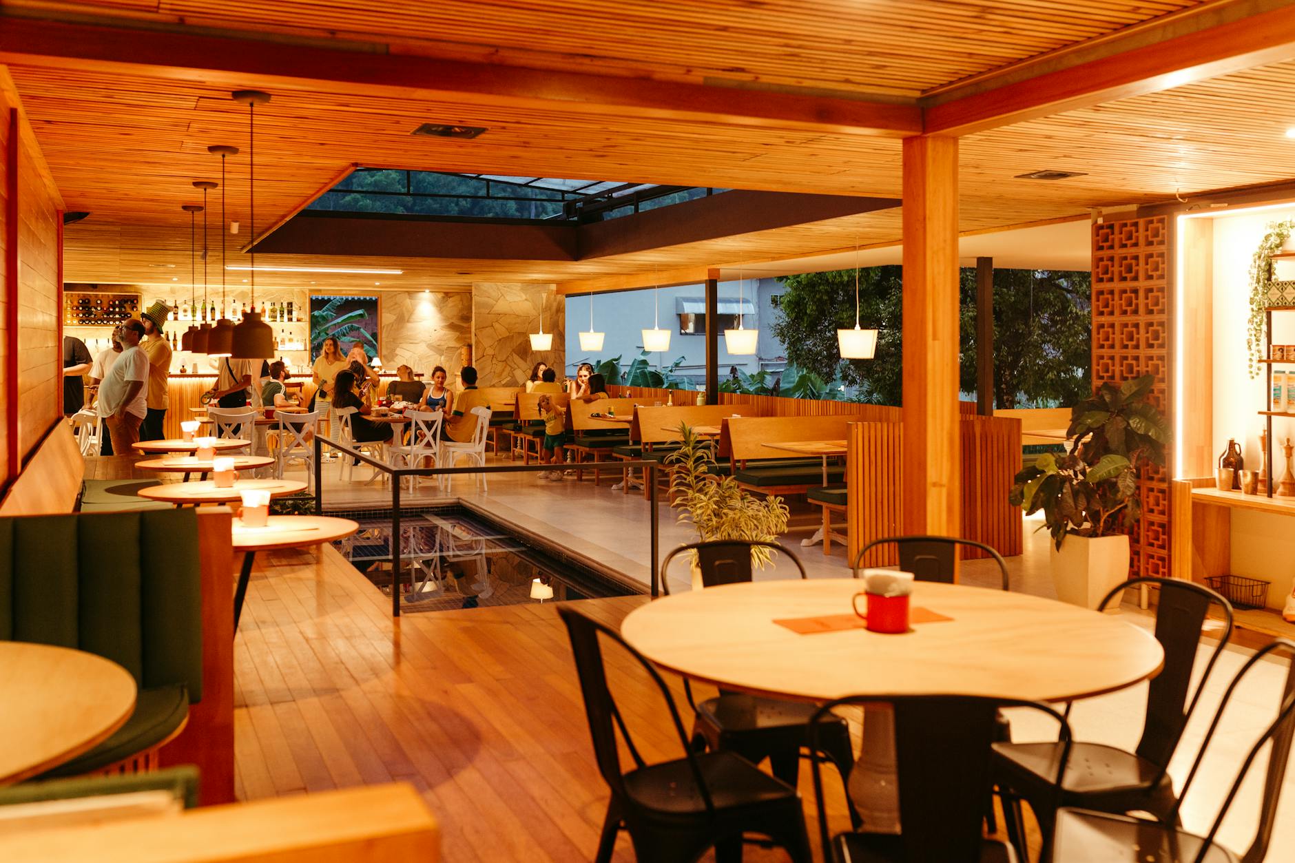 Warmer Restaurantinnenraum